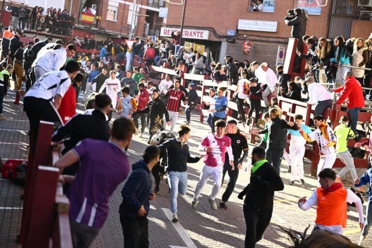 Vistoso primer encierro blanco 2025 en San Sebastián de los Reyes con toros de Matilla