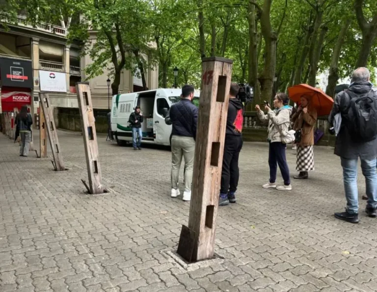 Primeros tablones, primeros suspiros: el montaje del vallado de los encierros en Pamplona ya es un hecho