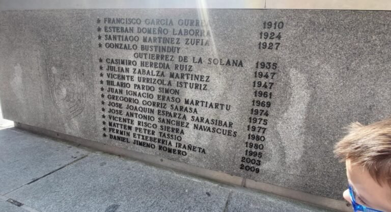 Homenaje a los Ángeles del Encierro en el Monumento de Carlos III