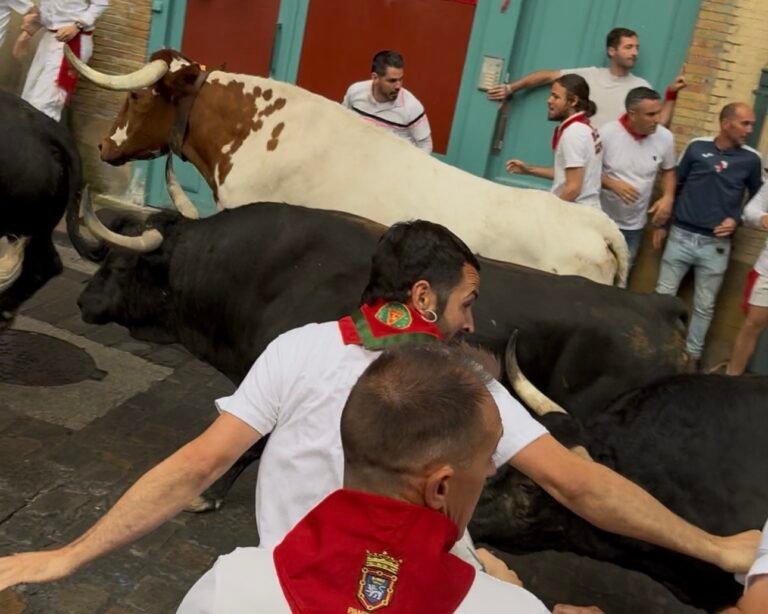 Primer encierro de San Fermín 2025: Fuente Ymbro siembra nobleza bajo el chirimiri, buenas carreras y demasiadas imprudencias