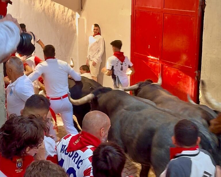 Octavo y último encierro de San Fermín 2025: Miuras como un rayo
