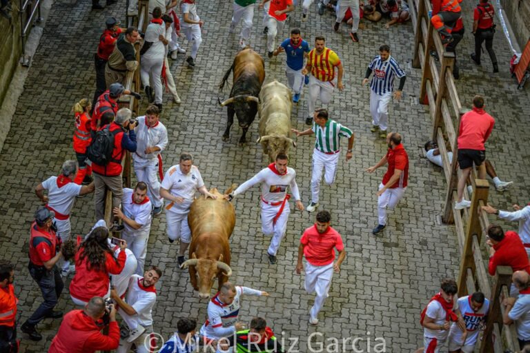 Tercer encierro de San Fermín 2025: Álvaro Núñez debuta con emoción y un corneado