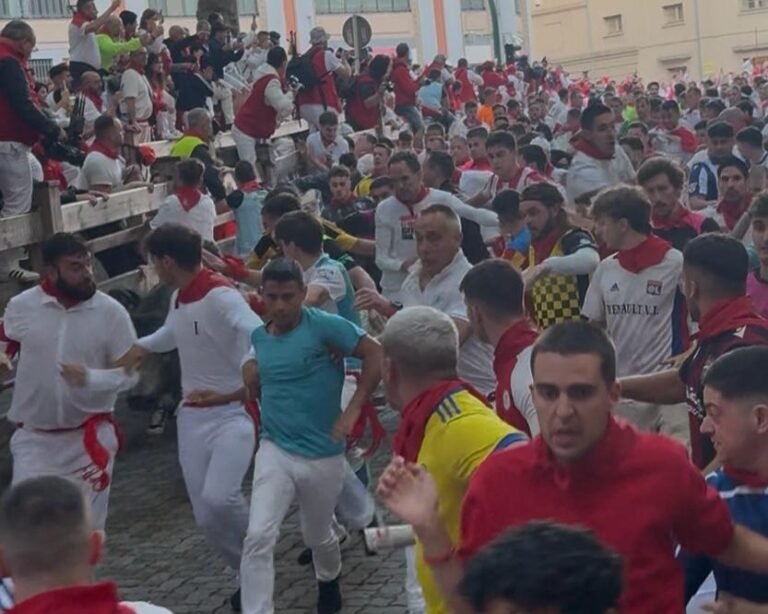 Sexto encierro San Fermín 2025: masificación extrema con los espectaculares grises de José Escolar