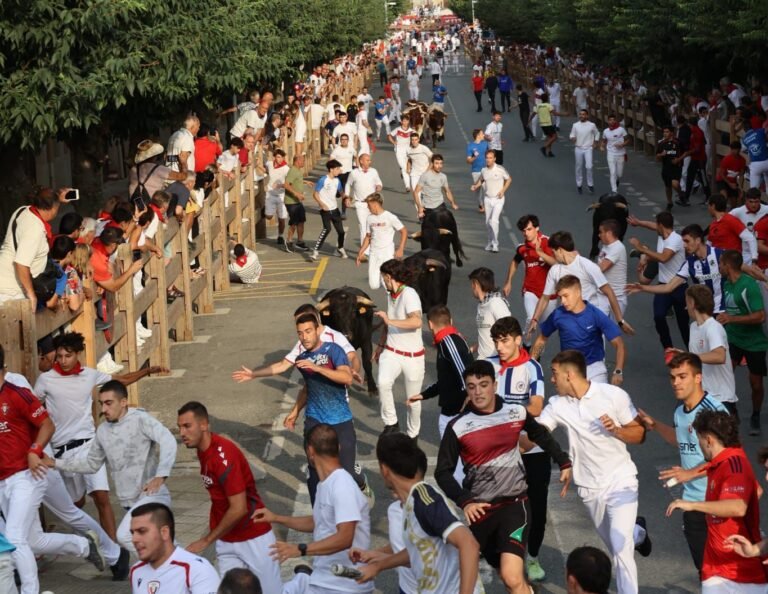 Bonitas carreras en el cuarto encierro de Tafalla 2025 con novillos de Hermanas Azcona