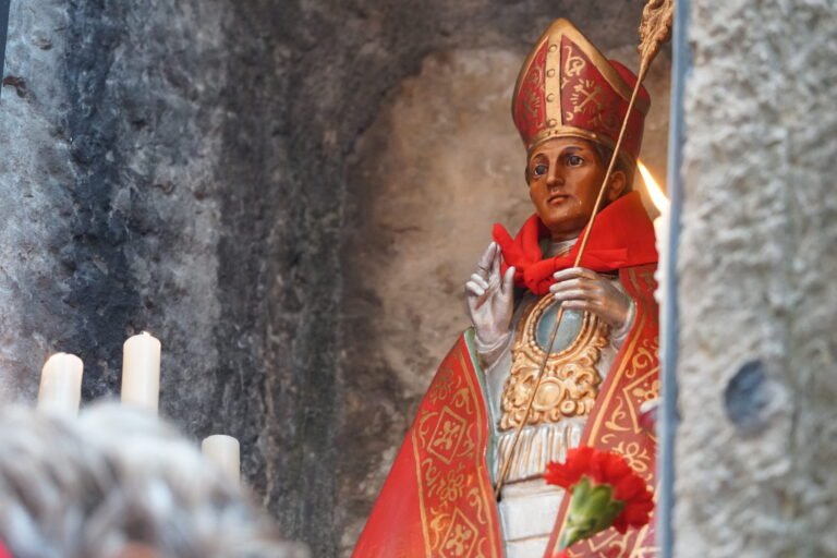 4 del 4. Cuarto peldaño de la escalera sanferminera: La fe en el capotico de San Fermín
